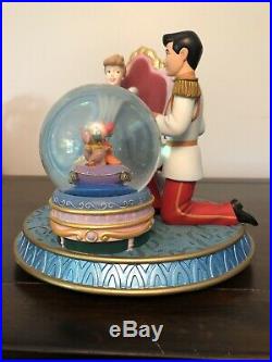 Disney CINDERELLA & PRINCE CHARMING Glass Slipper musical snowglobe