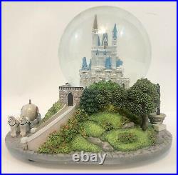 Disney Cinderella Snow Globe HAS FLAWS PLEASE READ DESCRIPTION