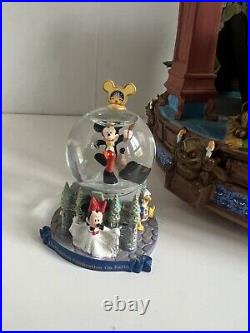 Disney Haunted Mansion Hitch Hiking Ghost Mickey Goofy Donald Snowglobe Globe