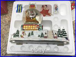 Disney Musical Snow Globe Christmas 1999 Mickie Mouse Donald Duck Lights Moving