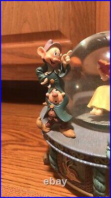 Disney-Snow White 7 Dwarf Musical Snow Globe Reading Book Whistle a Happy Tune Disney-Snow White 7 Dwarf Musical Snow Globe Reading Book Whistle a Happy Tune