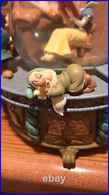 Disney-Snow White 7 Dwarf Musical Snow Globe Reading Book Whistle a Happy Tune Disney-Snow White 7 Dwarf Musical Snow Globe Reading Book Whistle a Happy Tune