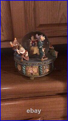 Disney-Snow White 7 Dwarf Musical Snow Globe Reading Book Whistle a Happy Tune Disney-Snow White 7 Dwarf Musical Snow Globe Reading Book Whistle a Happy Tune