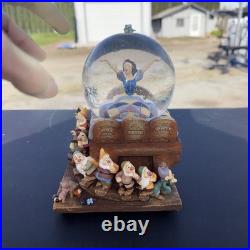 Disney Snow White The Seven Dwarfs Waking Up Snow Globe Light Up 1