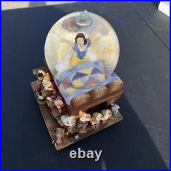 Disney Snow White The Seven Dwarfs Waking Up Snow Globe Light Up 1