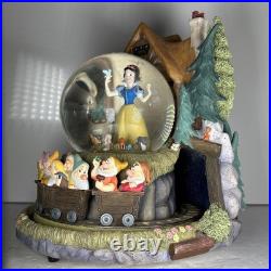 Disney Snow White & The Seven Dwarves Large Music Box Snow Globe WORKING