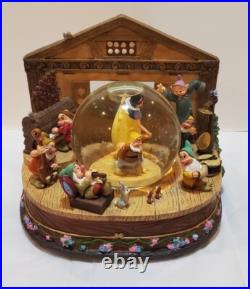 Disney Store Musical Snow Globe Snow White & The Seven Dwarfs Spinning Center
