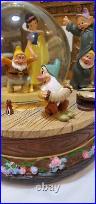 Disney Store Musical Snow Globe Snow White & The Seven Dwarfs Spinning Center