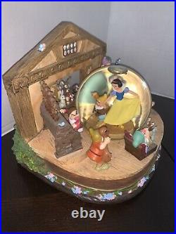 Disney Store Snow White And The Seven Dwarfs Yodel Song Music Box Snow Globe EUC