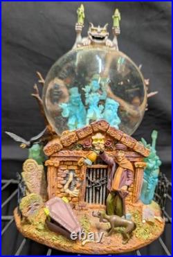 Disneys haunted mansion snow globe grim grinning ghost
