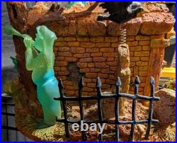 Disneys haunted mansion snow globe grim grinning ghost