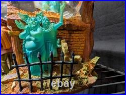 Disneys haunted mansion snow globe grim grinning ghost