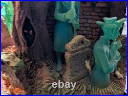 Disneys haunted mansion snow globe grim grinning ghost