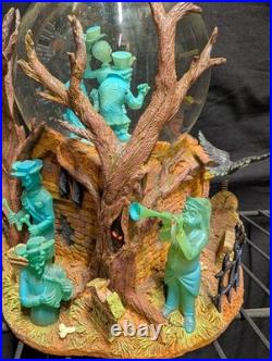 Disneys haunted mansion snow globe grim grinning ghost