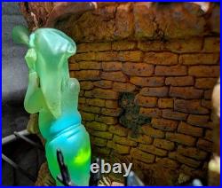 Disneys haunted mansion snow globe grim grinning ghost