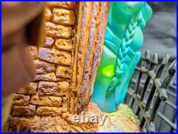 Disneys haunted mansion snow globe grim grinning ghost