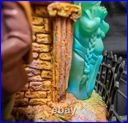 Disneys haunted mansion snow globe grim grinning ghost