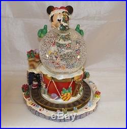 Extremely Rare! Walt Disney Mickey Mouse Christmas Snowglobe Statue