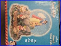 Hallmark Musical Snow Globe Disney's Snow White and the Seven Dwarfs 1990