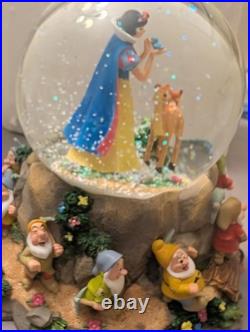 Hallmark Musical Snow Globe Disney's Snow White and the Seven Dwarfs 1990