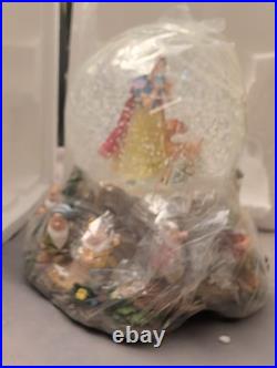 Hallmark Musical Snow Globe Disney's Snow White and the Seven Dwarfs 1990