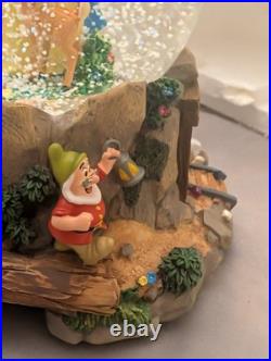 Hallmark Musical Snow Globe Disney's Snow White and the Seven Dwarfs 1990