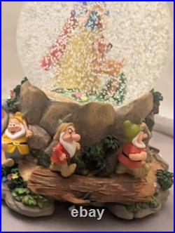 Hallmark Musical Snow Globe Disney's Snow White and the Seven Dwarfs 1990