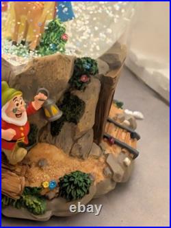 Hallmark Musical Snow Globe Disney's Snow White and the Seven Dwarfs 1990