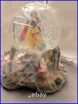 Hallmark Musical Snow Globe Disney's Snow White and the Seven Dwarfs 1990