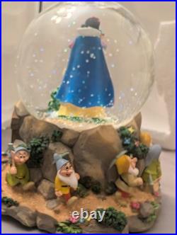 Hallmark Musical Snow Globe Disney's Snow White and the Seven Dwarfs 1990