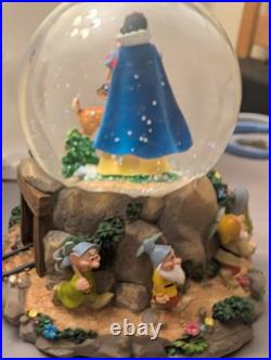 Hallmark Musical Snow Globe Disney's Snow White and the Seven Dwarfs 1990