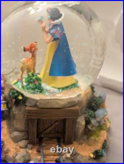 Hallmark Musical Snow Globe Disney's Snow White and the Seven Dwarfs 1990
