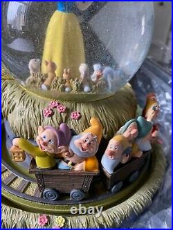 NEW Disney Snow White And The Seven Dwarfs Cottage Snow Globe with music & box