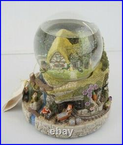 NWT Disney Snow White & the 7 Dwarfs Dwarf Musical Snow Globe HI HO HI HO