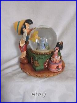 Pinocchio, Geppetto, & Cleo Glitter And Music Globe