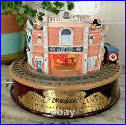RARE Collectors' Disneyland Main Street Snow Globe Lights & Music Box L108 LE