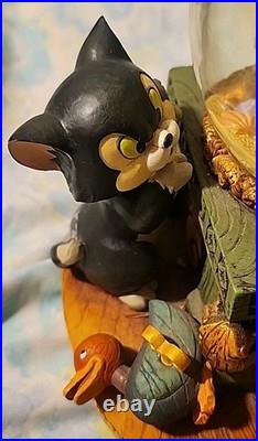 RARE Disney Pinocchio Toyland Fishbowl Cleo Figaro Musical Snow Globe Jln